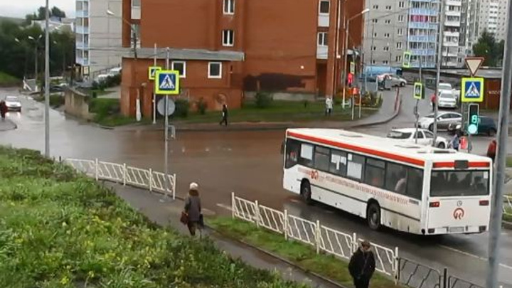 В Солнечном заметили автобус № 50, постоянно нарушающий правила на одном и том же повороте