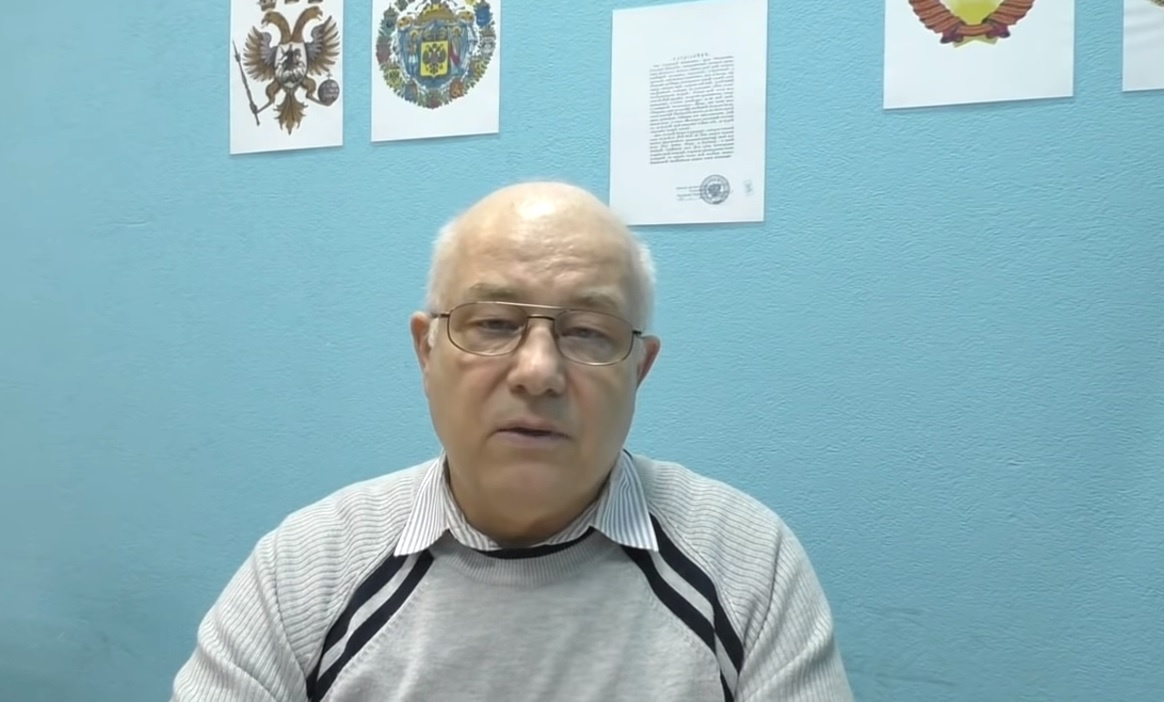 Александр Берсенев отвечает в Екатеринбурге за выдачу вкладышей «граждан СССР» Александр Берсенев отвечает в Екатеринбурге за выдачу вкладышей «граждан СССР»