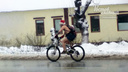 Дед Мороз в трусах и на велосипеде проехался по улицам Ростова