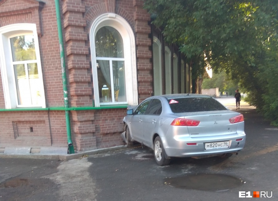 Водитель mitsubishi