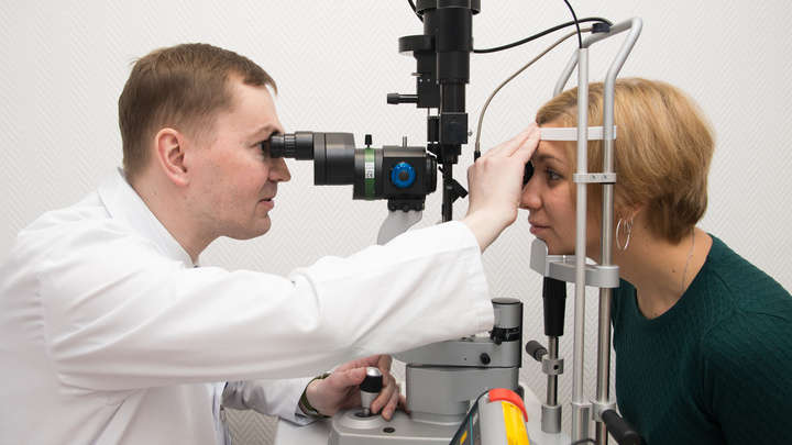 «Мы видим не глазами, а мозгом»: врачи — о частых зрительных патологиях в разном возрасте