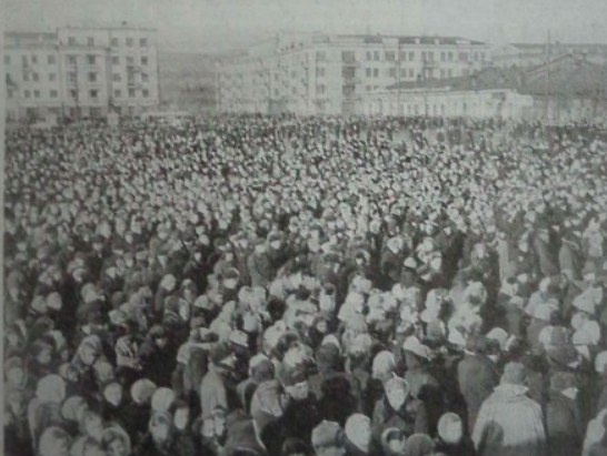 Фотография, сделанная у «Луча» в день смерти Сталина в 1953 году Фотография, сделанная у «Луча» в день смерти Сталина в 1953 году