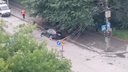 Видео: кран вытащил автомобиль из провала в тихом центре