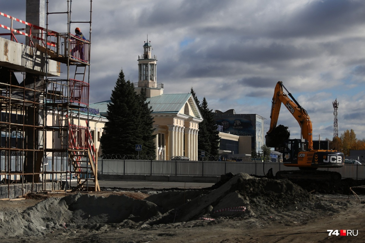 Старое здание пока не трогают Старое здание пока не трогают