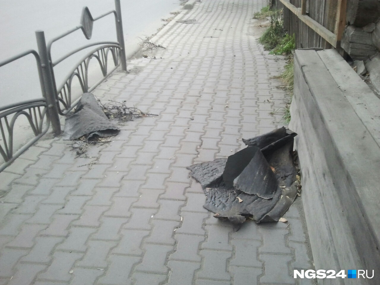 Обрывки кровли Обрывки кровли
