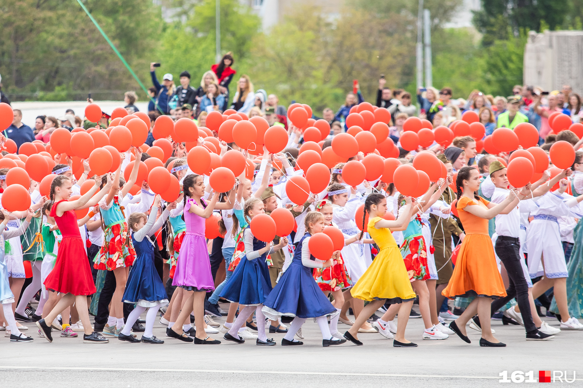 В конце парада Победы дети запустили в небо воздушные шары