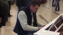 «Местная звёздочка»: таксист учится играть на пианино и оттачивает навыки в аэропорту Красноярска