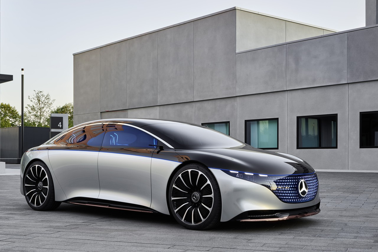 Mercedes Vision EQS — флагманский электромобиль марки, по размерам и характеристикам сопоставимый с S-классом. Мощность двигателя 476 л.с., пробег на зарядке — до 700 км