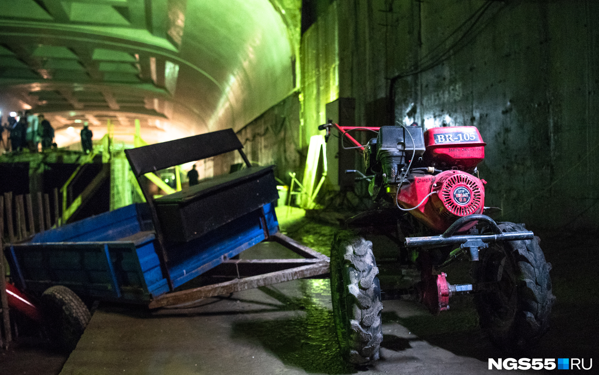 В тоннелях стоит сельскохозяйственная техника 