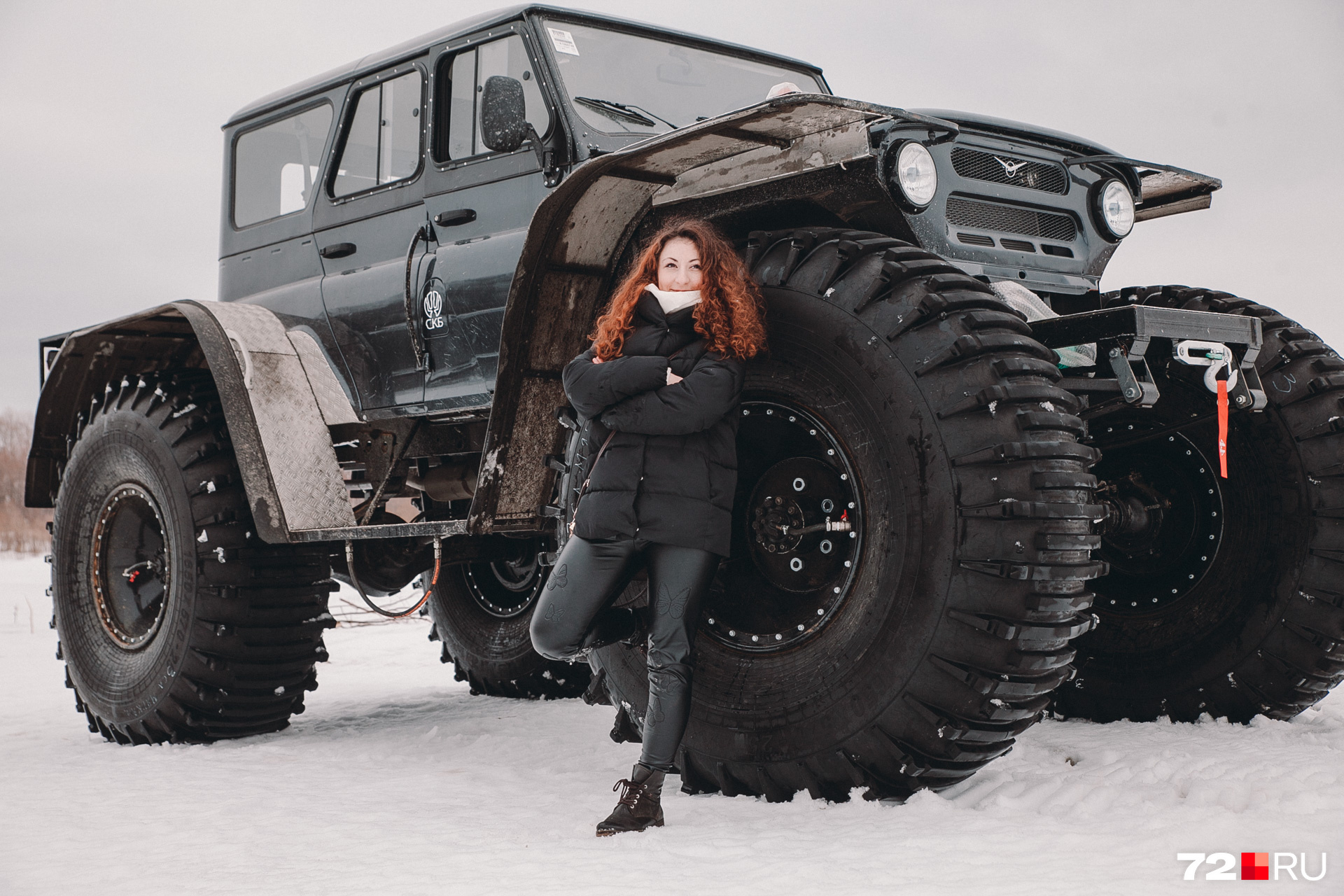 Конечно же, такой транспорт классно подойдёт и для убойных фотосессий. Наша Мария Токмакова не удержалась и попросила фотографа Ирину Шарову ее снять на фоне этого большого уазика Конечно же, такой транспорт классно подойдёт и для убойных фотосессий. Наша Мария Токмакова не удержалась и попросила фотографа Ирину Шарову ее снять на фоне этого большого уазика