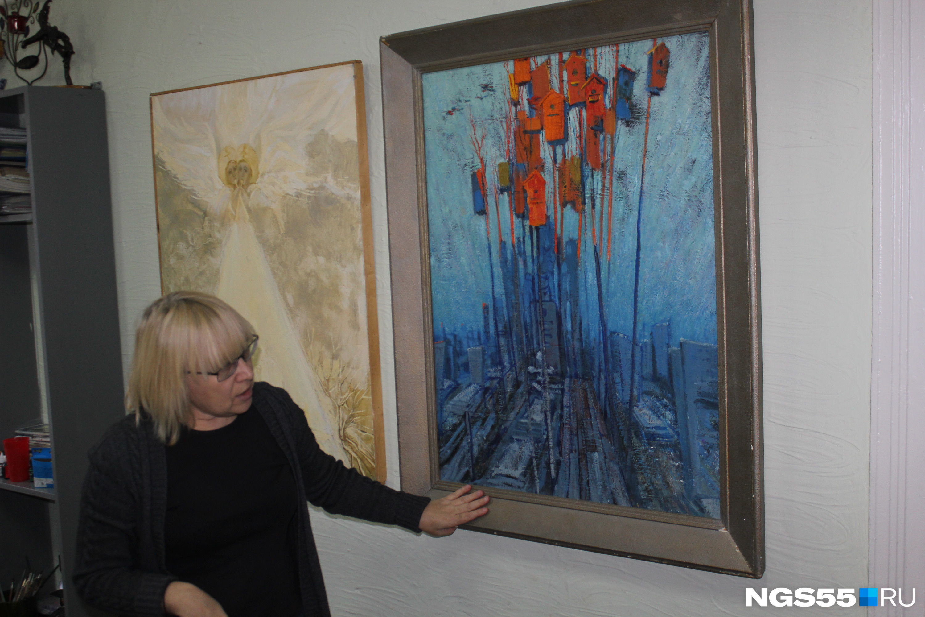 Ирина показывает картину Геннадия Штабнова с изображением скворечников