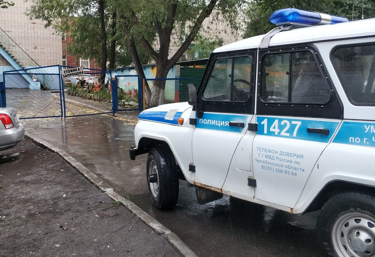 ППС запарковала свой уазик в проезде под табличкой «Машины не ставить» ППС запарковала свой уазик в проезде под табличкой «Машины не ставить»