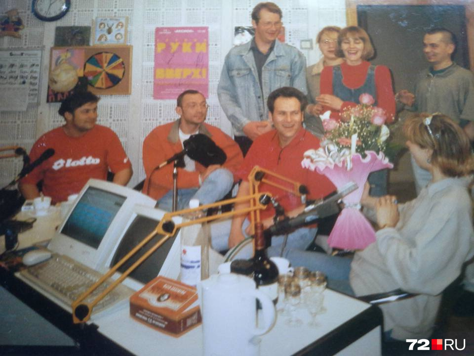Дружный коллектив тюменской радиостанции в 90-х. Сумеете найти Натали на этом кадре?