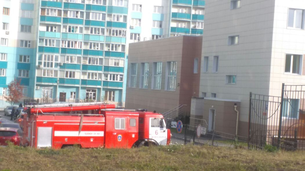 К школе приехали экстренные службы К школе приехали экстренные службы