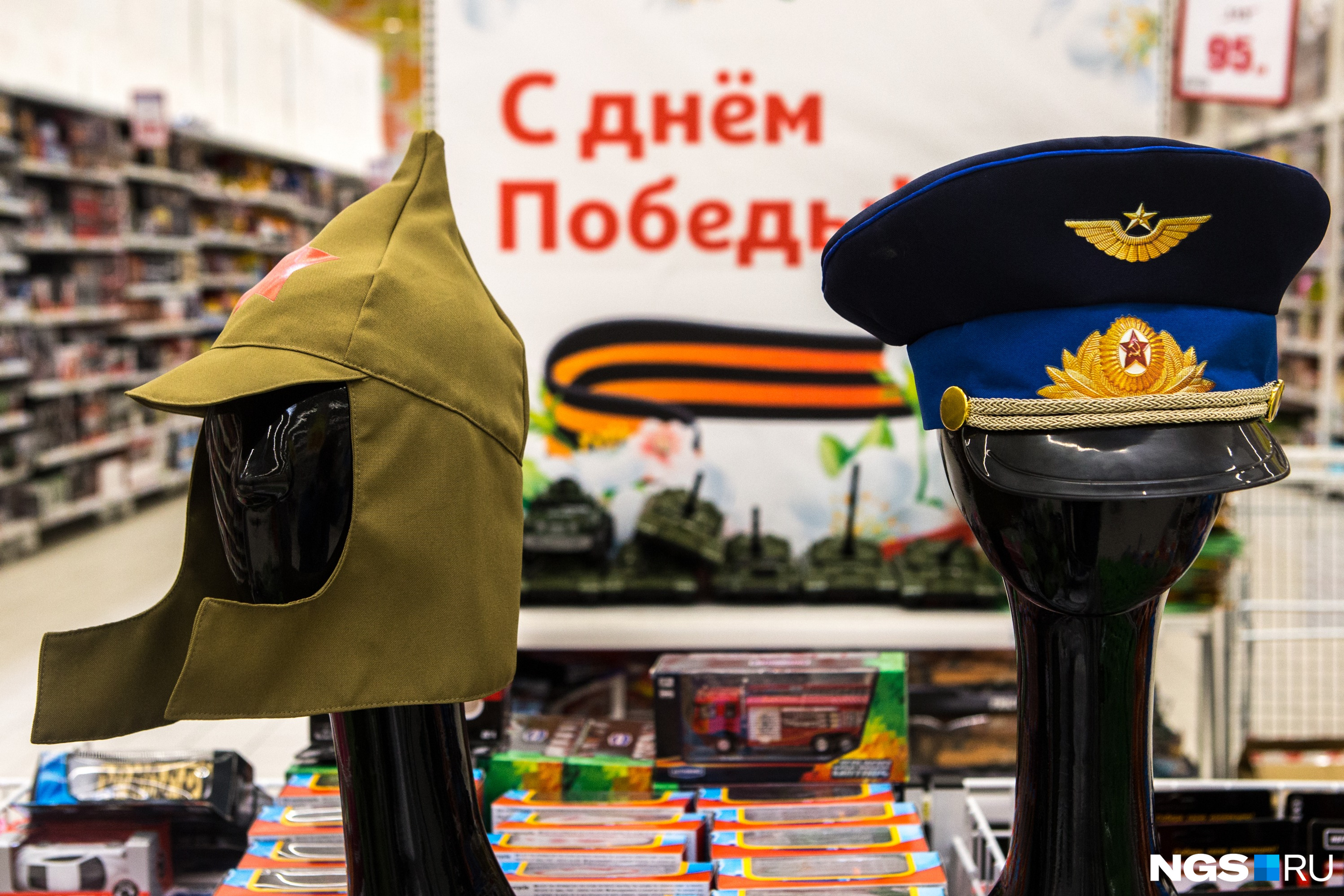 Вместе с пилотками лежат и будёновки Вместе с пилотками лежат и будёновки