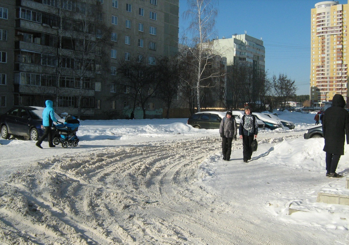 Проезд между домами на Рассветной, 7 и Сыромолотова, 19. По словам местных жителей, не убирался ни разу (фото нам прислали 20 февраля)