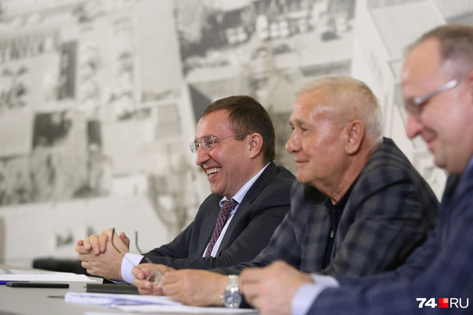 Сергей Овчинников (слева) смеётся, Виталий Рыльских молчит