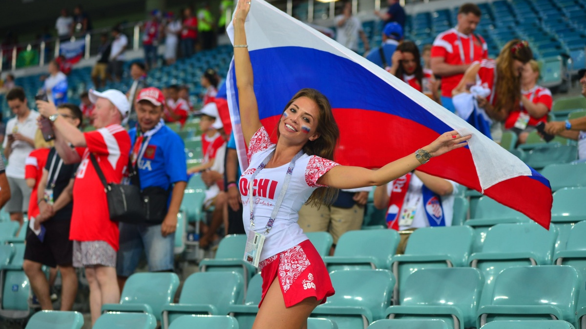 Утешительный фоторепортаж: смотрите на самых красивых болельщиц матча Россия — Хорватия