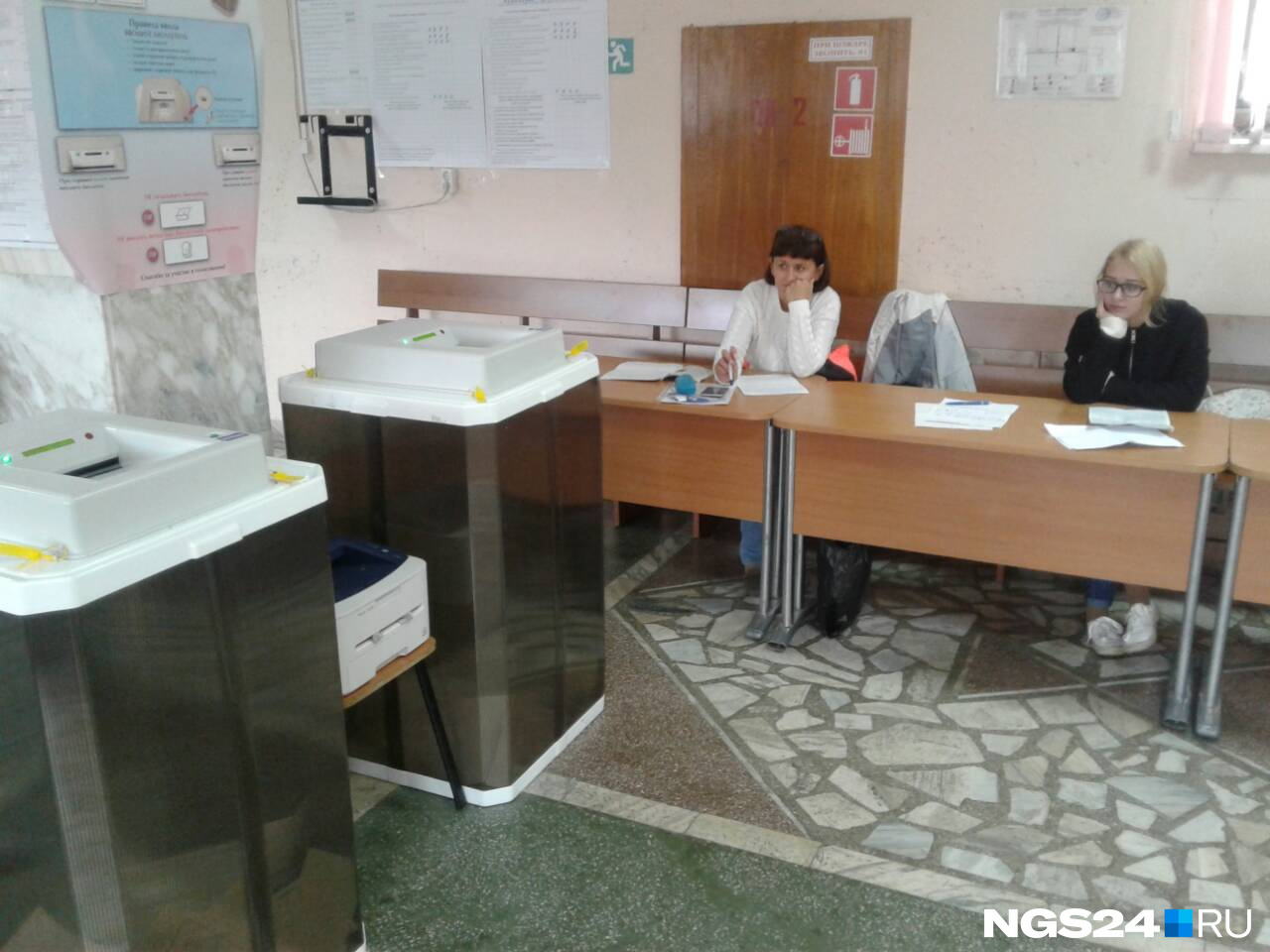 На избирательном участке в СФУ на Красрабе члены избирательной комиссии откровенно скучают