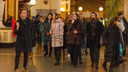 Толпа людей в наушниках два часа искала актёров на вокзале Новосибирск-Главный