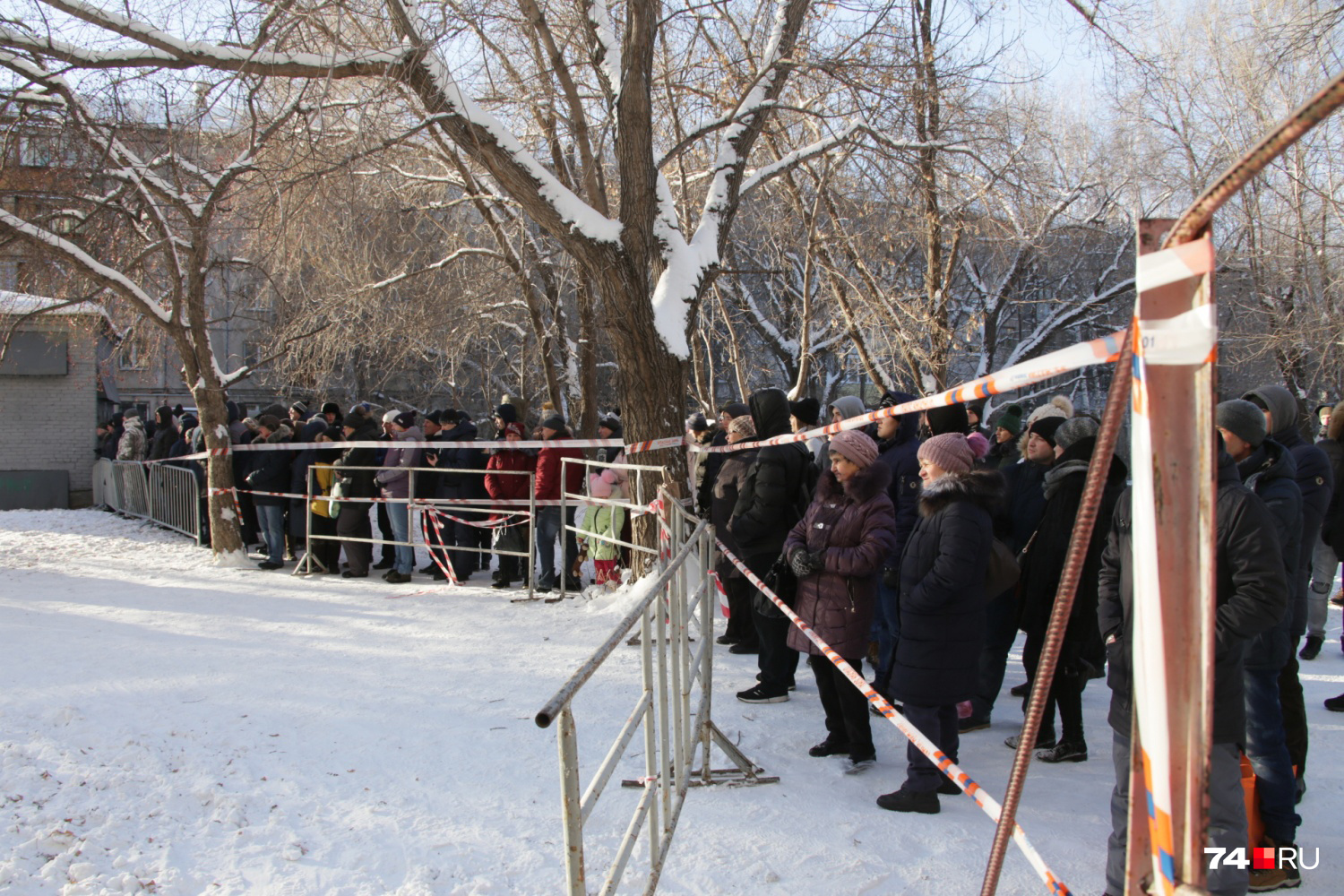 Несмотря на мороз, люди продолжают ждать новостей