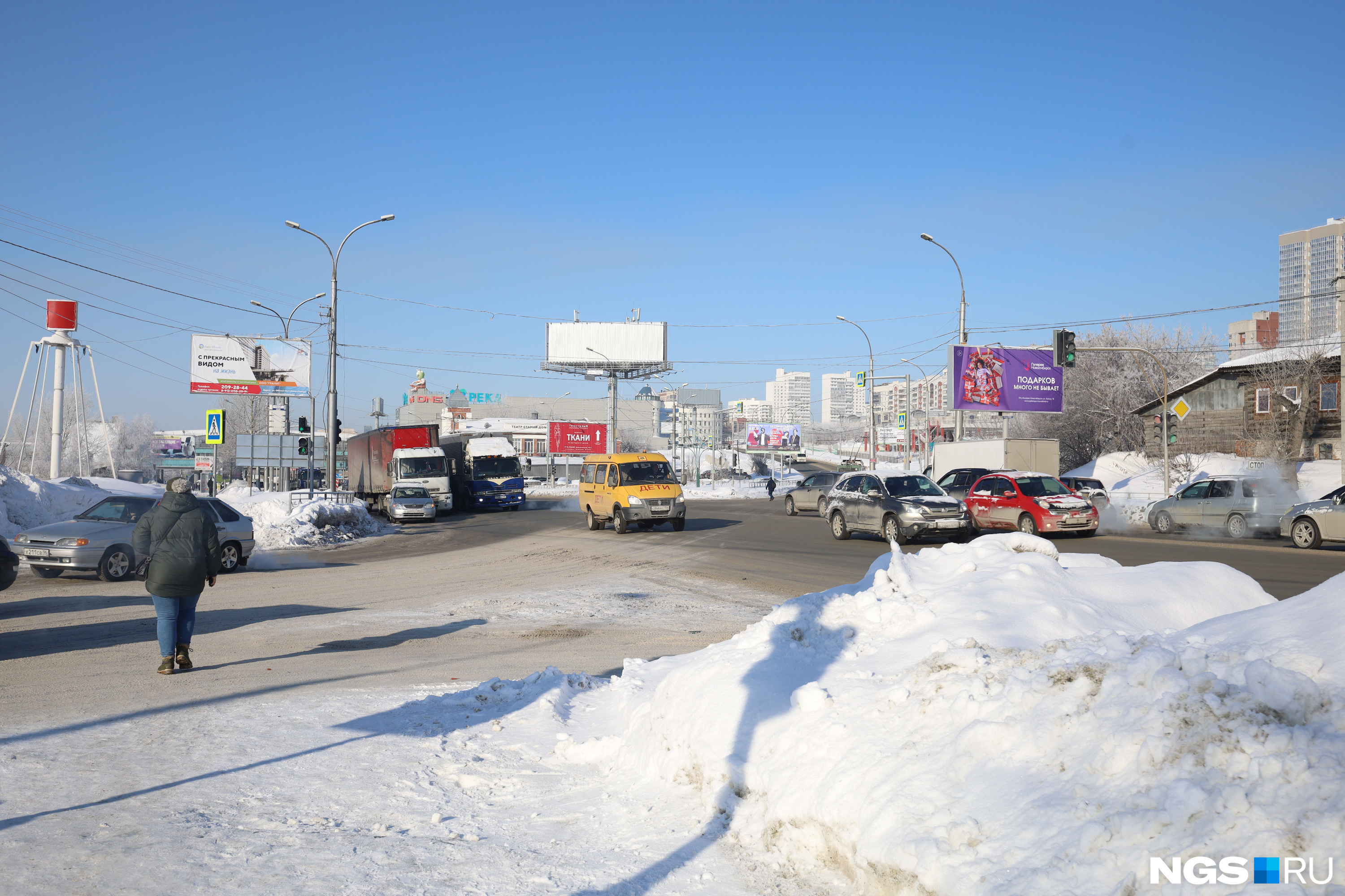 Перекресток место. Новосибирск авто поток. Авария на Большевичке Новосибирск. Перекресток место силы. Поток автомобилей в Ижевске весной.