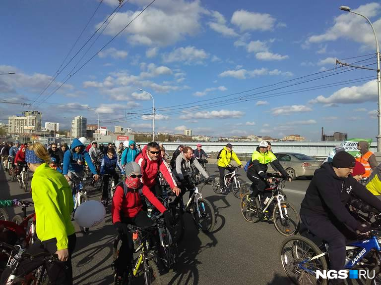 Колонна велосипедистов на Октябрьском мосту