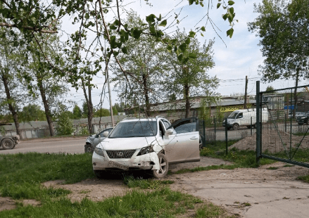 У автомобиля Lexus повреждён бампер 