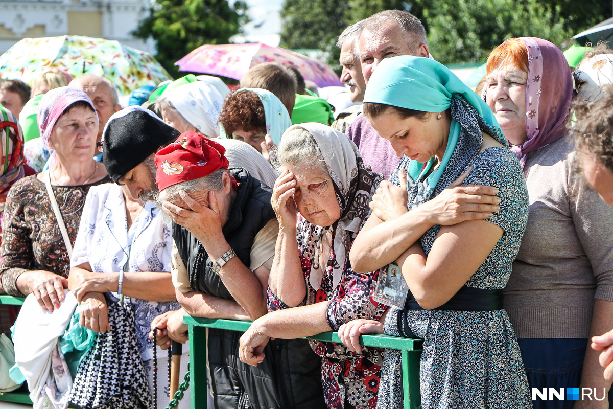 Паломники просят преподобного Серафима Саровского каждый о своем