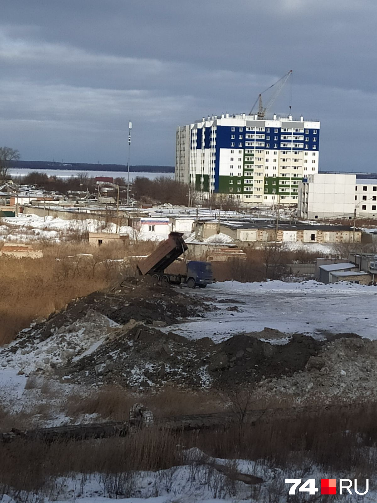 Соседство с грязными кучами возмущает жителей микрорайона Соседство с грязными кучами возмущает жителей микрорайона