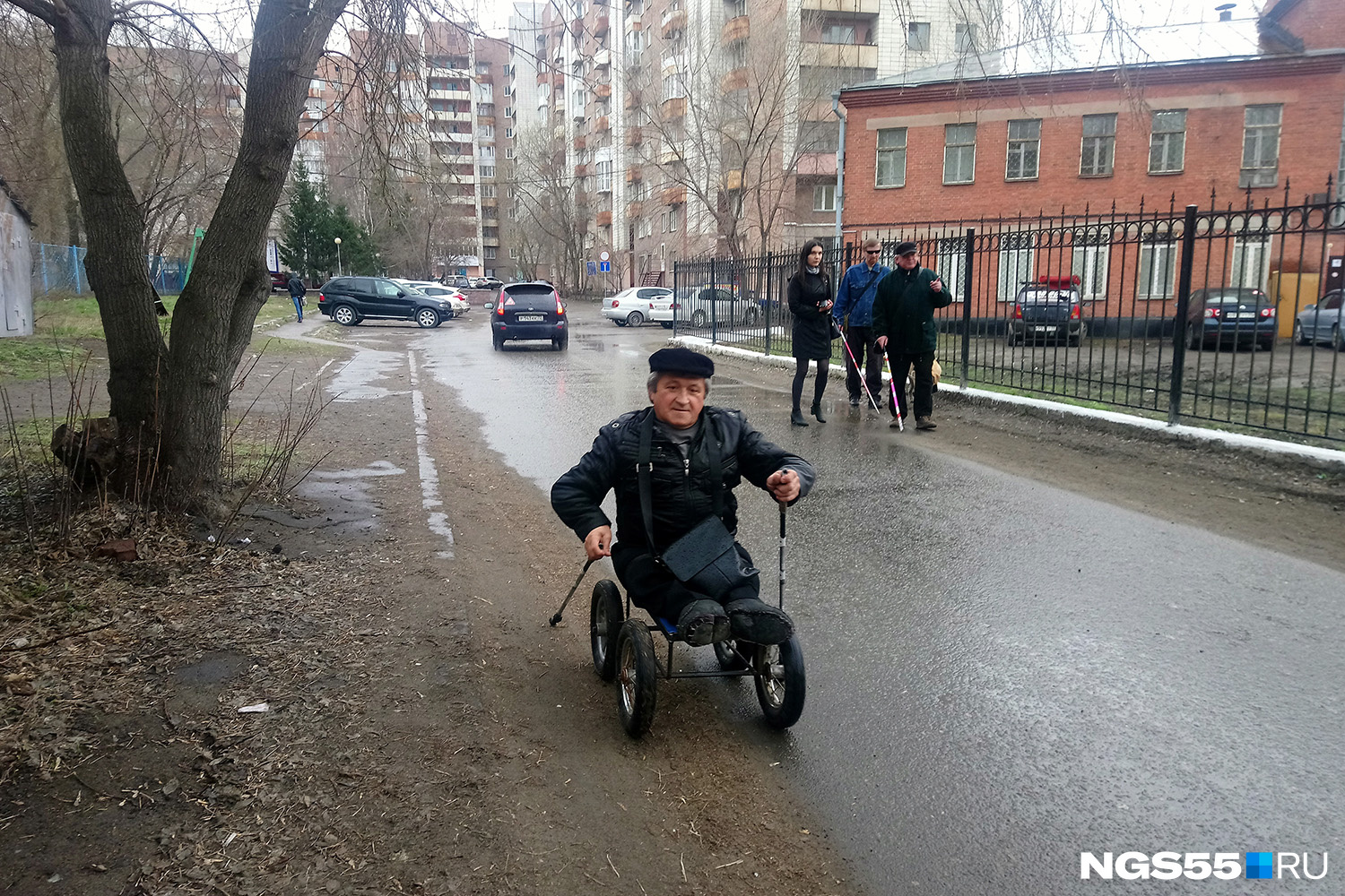 Сергею Гезикову приходится ехать по дороге, а не по тротуару