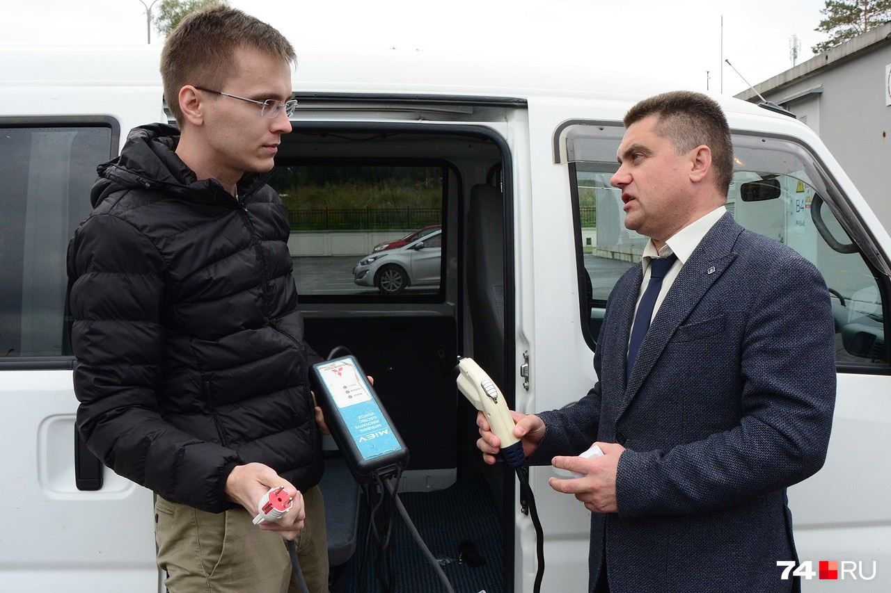 Алексей общается с представителем компании «Россети Урал» Павлом Лазуковым Алексей общается с представителем компании «Россети Урал» Павлом Лазуковым
