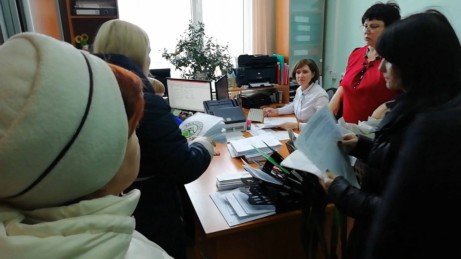 Активисты пачками несут в администрацию подписи против строительства завода Активисты пачками несут в администрацию подписи против строительства завода