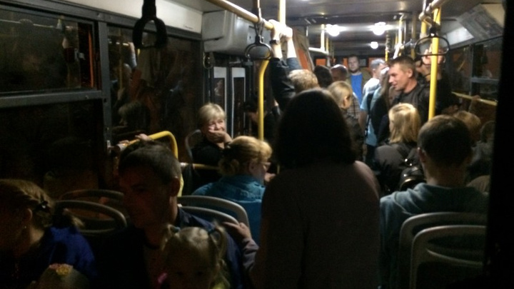 «Толпы, пьяные, неадекваты»: водитель автобуса — о том, каково развозить людей после Дня города