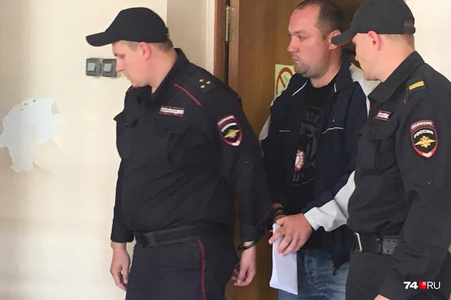 Ещё одного фигуранта этого дела, бывшего полицейского Михаила Шестерикова, в ноябре прошлого года признали виновным, но освободили от наказания по амнистии Ещё одного фигуранта этого дела, бывшего полицейского Михаила Шестерикова, в ноябре прошлого года признали виновным, но освободили от наказания по амнистии