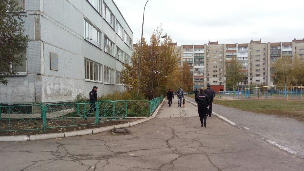 Вокруг школы ещё ходят полицейские Вокруг школы ещё ходят полицейские