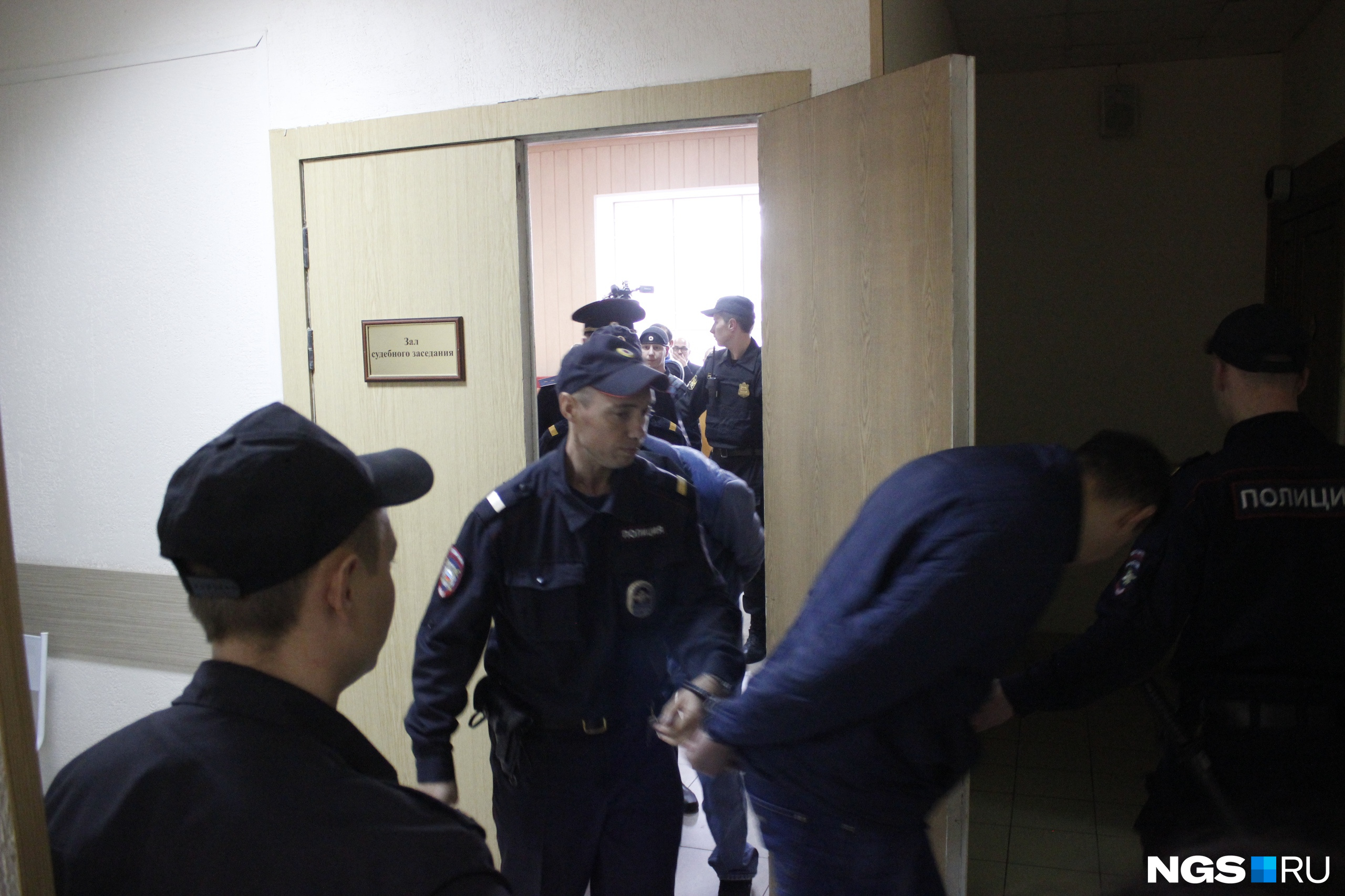 Из зала выводят Сергея Юлина — ему дали 22 года строгого режима. Фото Алёны Истоминой