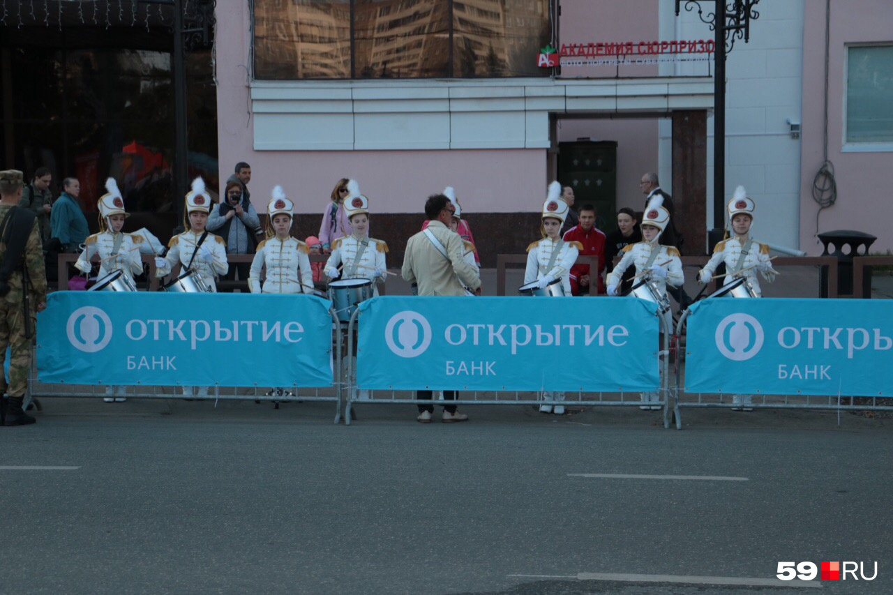 Оркестр барабанщиц настраивает на торжественность и в тоже время развлекает Оркестр барабанщиц настраивает на торжественность и в тоже время развлекает