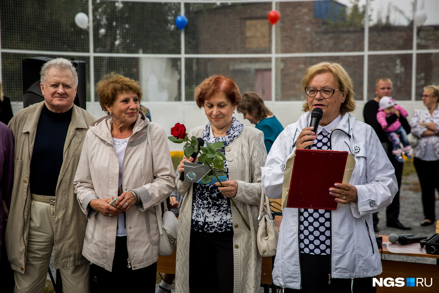 Выпускница школы Людмила Колегова, участвовавшая в закладке капсулы в 1967 году, поздравляет учеников