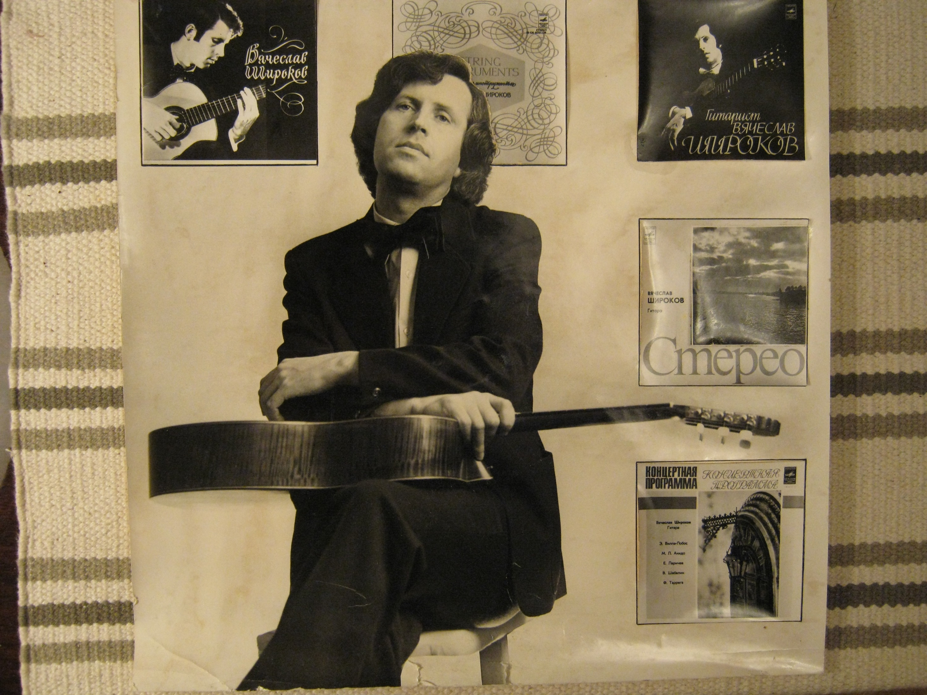 Вячеслав Николаевич на фоне своих пластинок (фото для рекламного буклета)