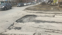 Дыра на четверть метра: посреди дороги в Октябрьском районе появилась рекордная яма