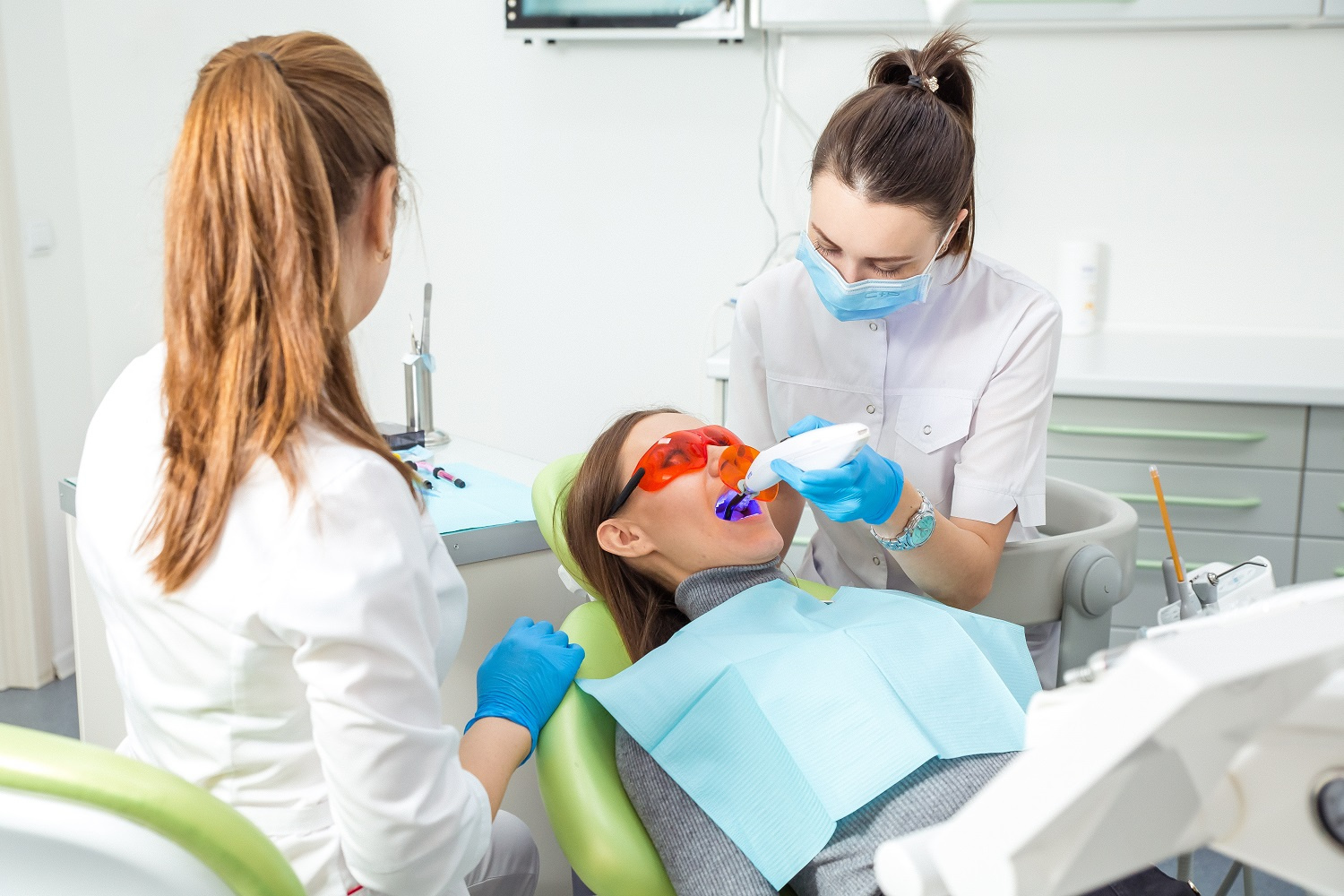 Как лечить зубы в частной клинике бесплатно