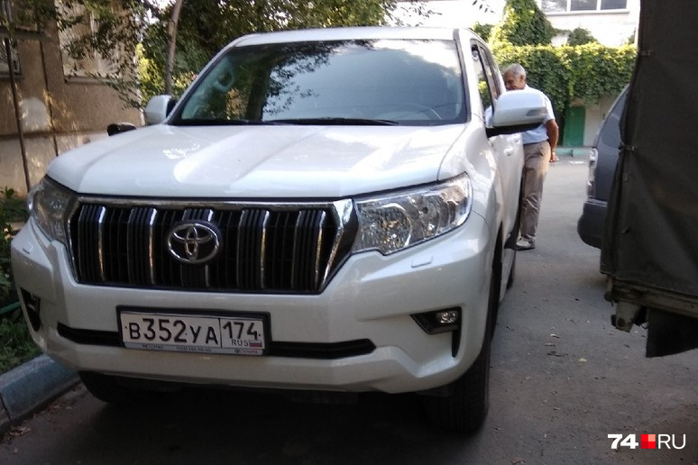 Ещё один Land Cruiser встал так, что протиснуться мимо не может даже человек, не то что коляска Ещё один Land Cruiser встал так, что протиснуться мимо не может даже человек, не то что коляска