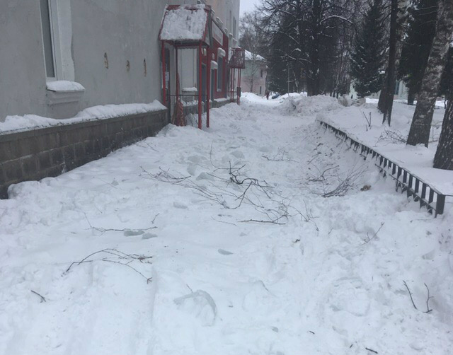 Снег и лёд, по словам местных жителей, падают на тротуары, не дожидаясь уборки Снег и лёд, по словам местных жителей, падают на тротуары, не дожидаясь уборки