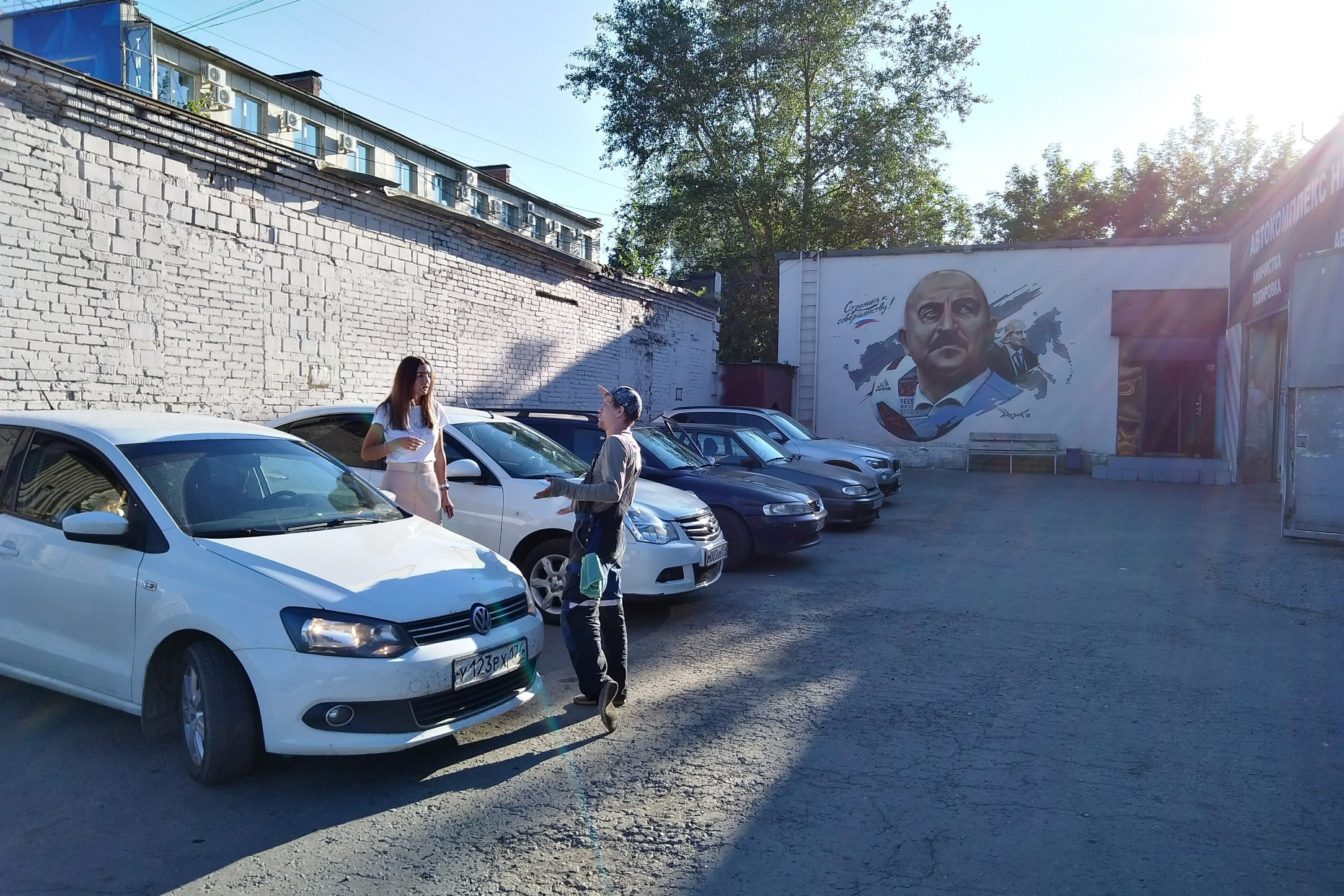 Граффити можно увидеть на Свердловском проспекте, 62а