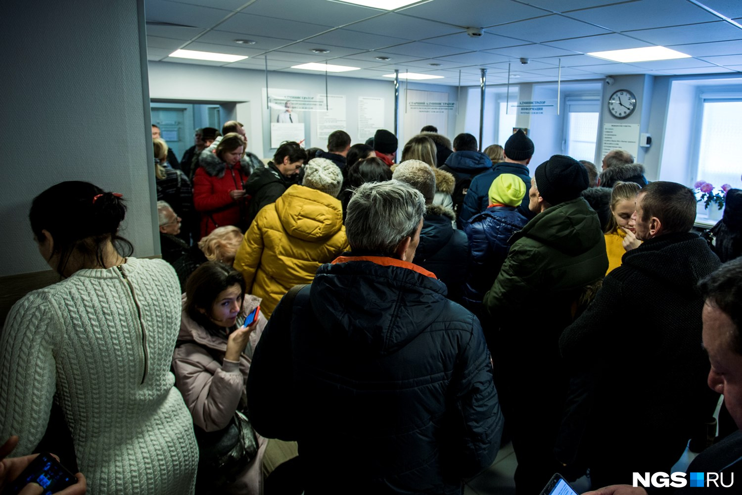 Толкучка встречала новосибирских водителей и в «Центр-Сирене» на Серебренниковской — люди последние дни стоят по несколько часов, а вчера очередь тоже растягивалась на улицу, говорят работники медцентра