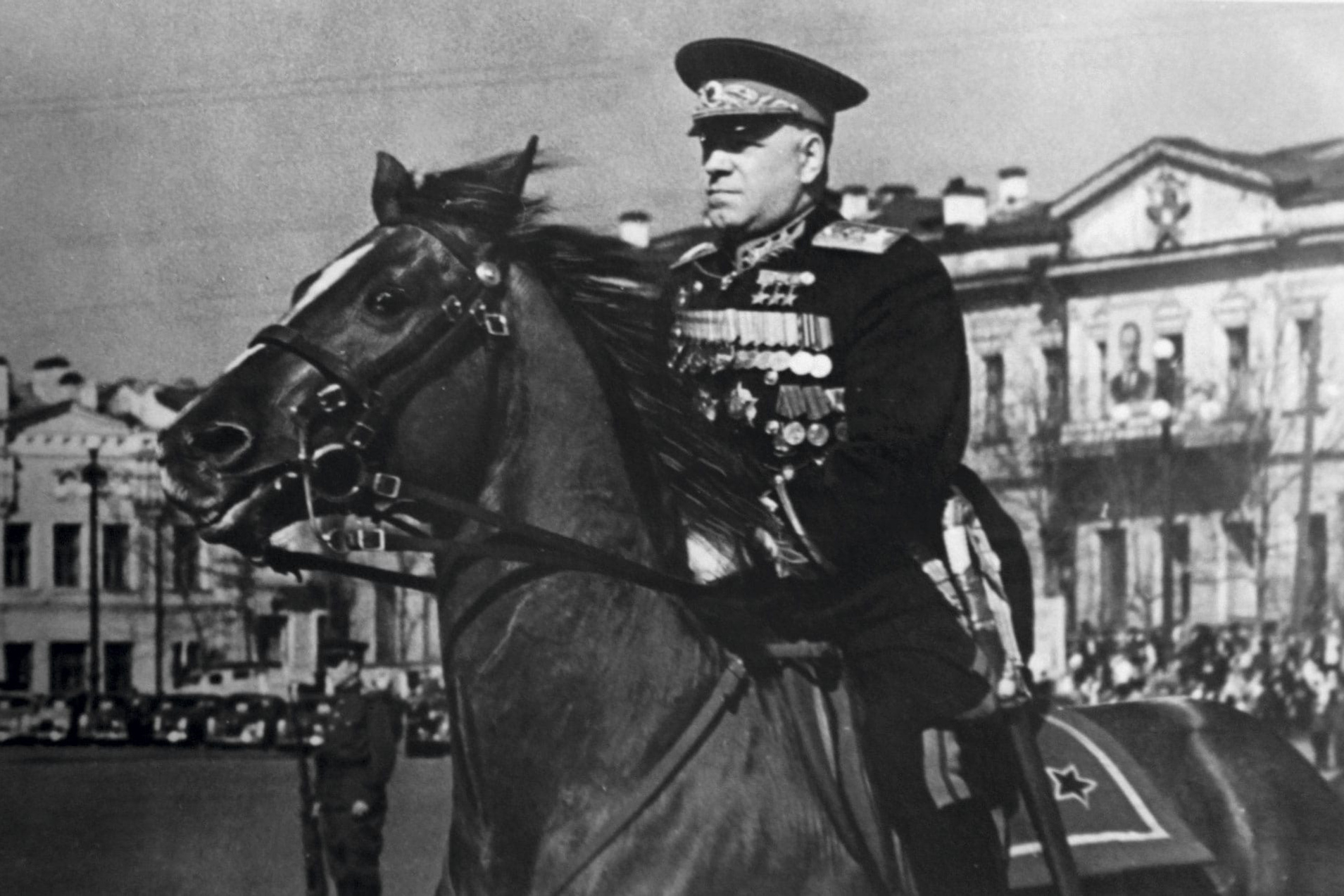 Сайт г жукова. Маршал Жуков на параде Победы 1945.