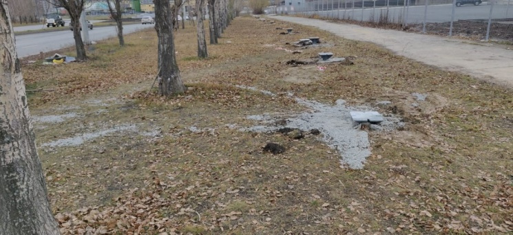 На Новоградском проспекте фундамент залили абсолютно безобразно, не заботясь о газоне