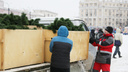 Праздник к нам приходит: в центре Челябинска начали собирать новогоднюю ель