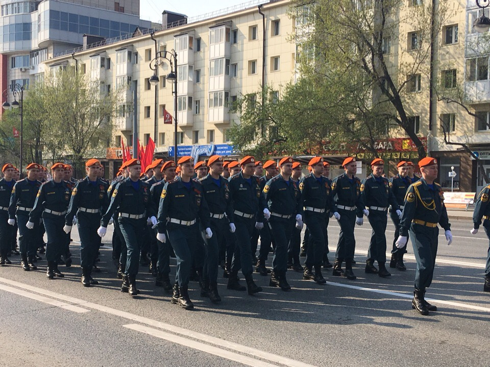 Прямо сейчас на улице Республики. Сотрудники МЧС шагают стройным рядом Прямо сейчас на улице Республики. Сотрудники МЧС шагают стройным рядом